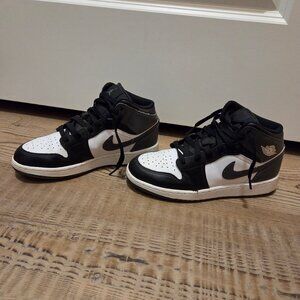 Boys Nike Air Jordan's white/black/gray